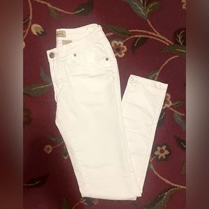 NWOT- Women’s white skinny jeans
